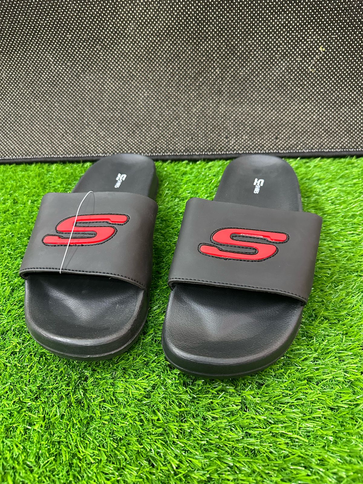 SKECHERS -SOFT COMFORT MEDICATED SLIPPERS-FULL BLACK S