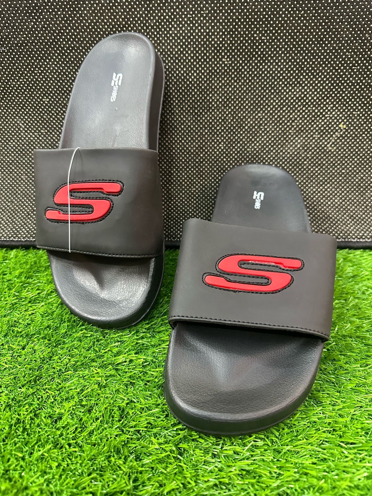 SKECHERS -SOFT COMFORT MEDICATED SLIPPERS-FULL BLACK S
