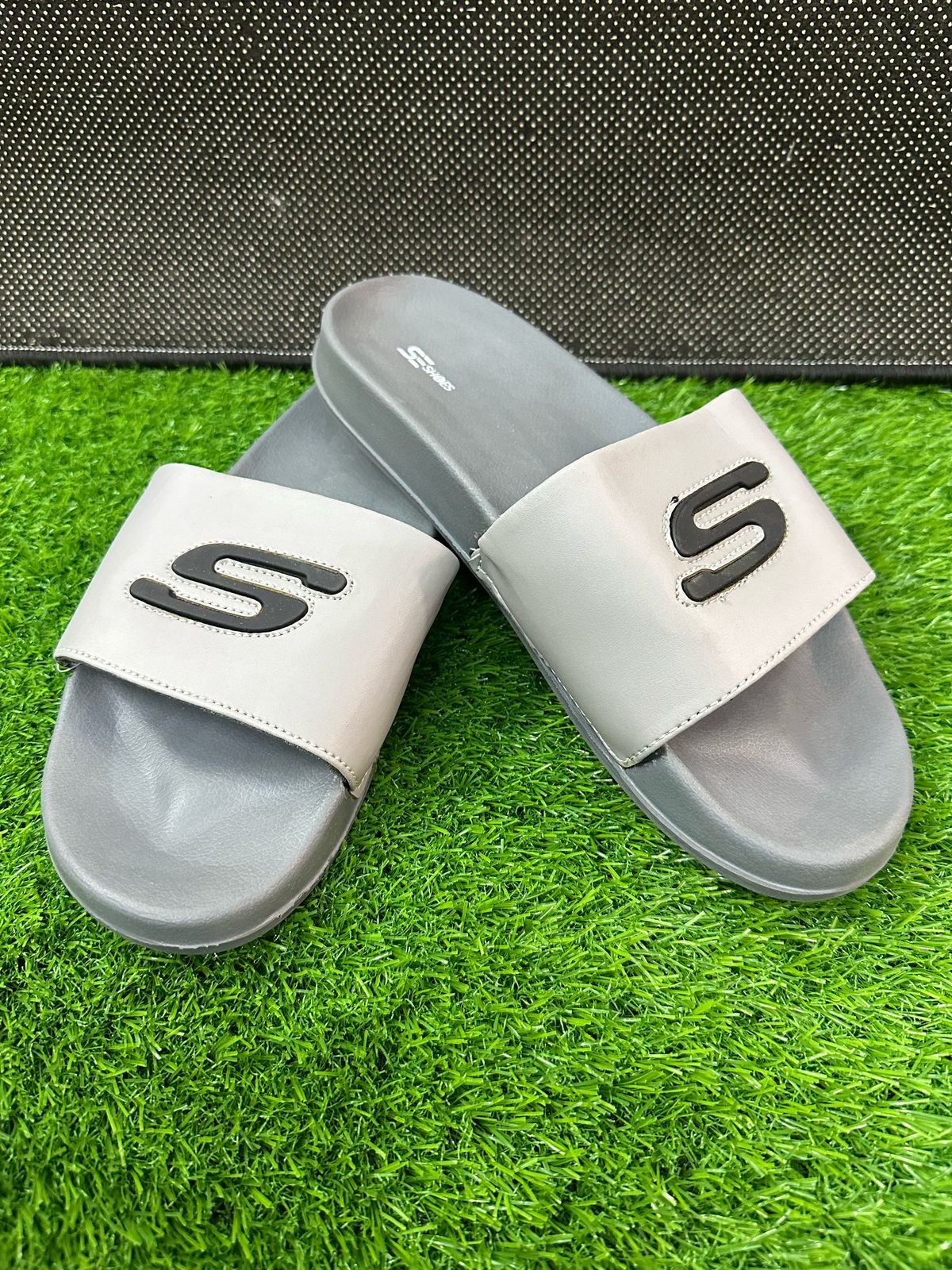 SKECHERS -SOFT COMFORT MEDICATED SLIPPERS-FULL GRAY S