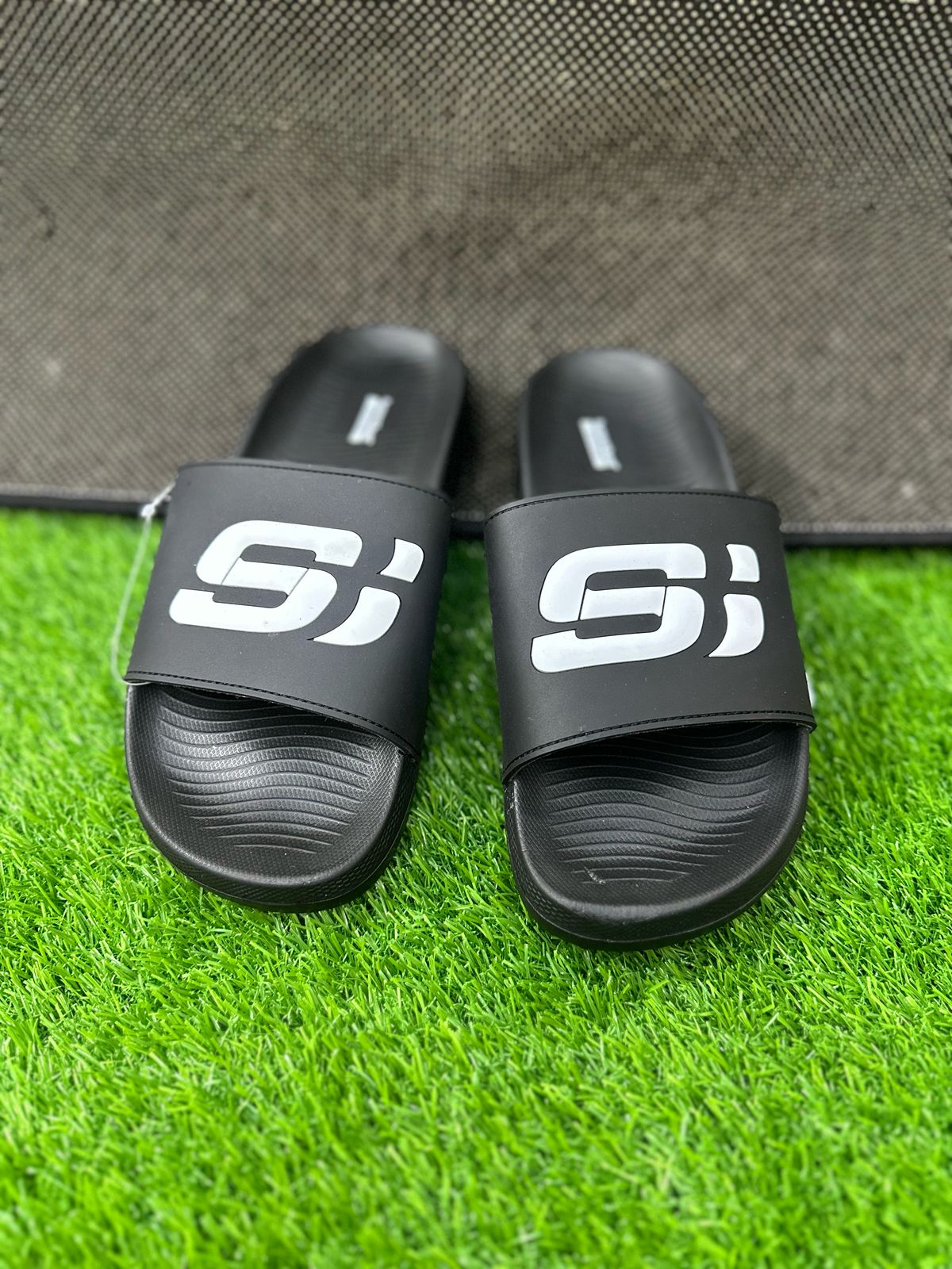 SKECHERS - SOFT COMFORT MEDICATED SLIPPERS - HYPERBURST SOFT SOLE
