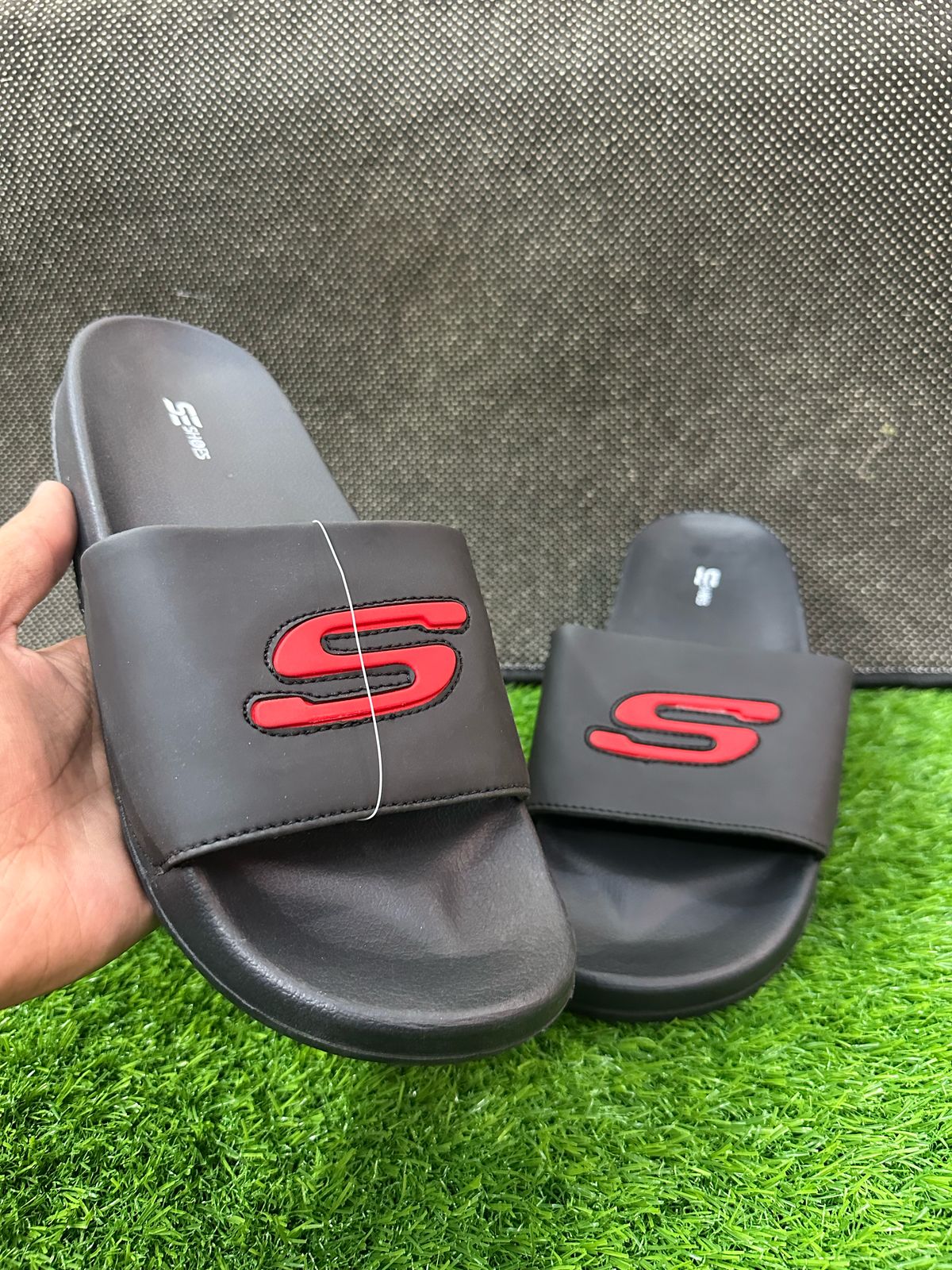 SKECHERS -SOFT COMFORT MEDICATED SLIPPERS-FULL BLACK S